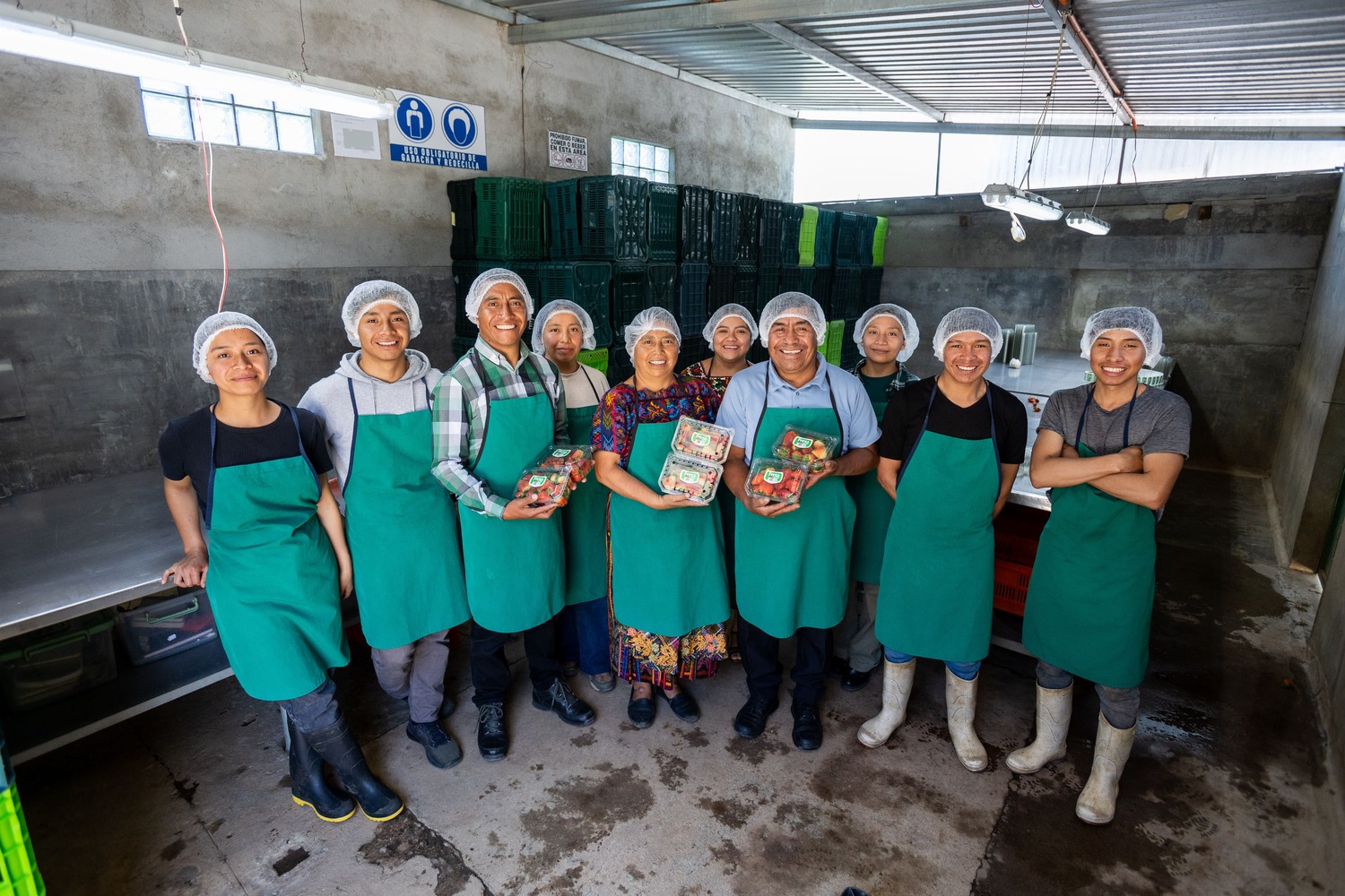 Colaboradores de Distribuidora y Servicios Chumil. Foto: Cortesía Walmart México y Centroamérica.