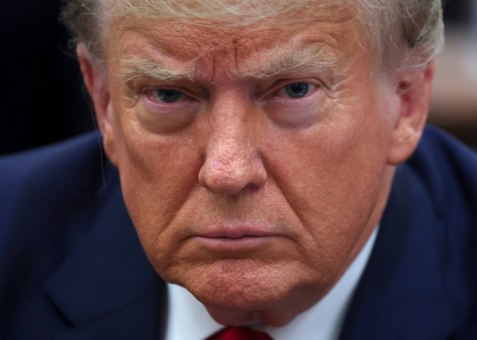 Trump Donald Trump anuncia el 100 % de aranceles para China.