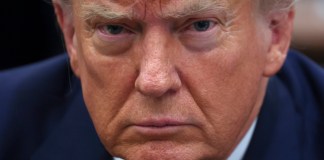 Donald Trump anuncia el 100 % de aranceles para China.