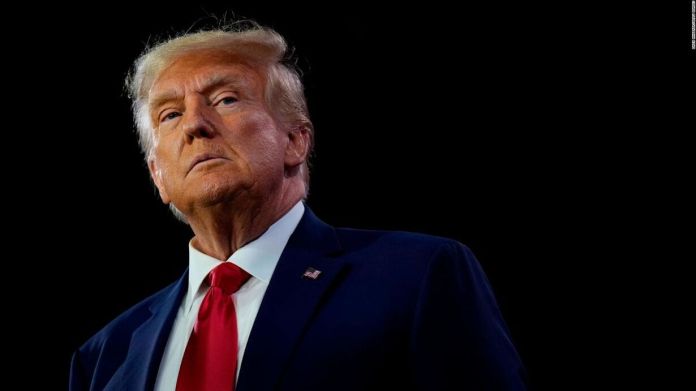 Departamento del Tesoro de E.E. U.U. considera hacer una moneda con el rostro de Donald Trump.