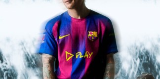 Ed Sheeran vistiendo una T-shirt del FC Barcelona.