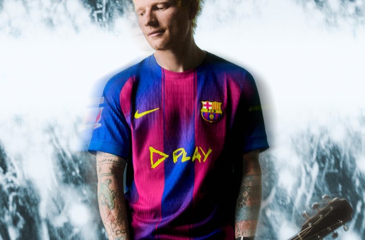 Ed Sheeran vistiendo una T-shirt del FC Barcelona.