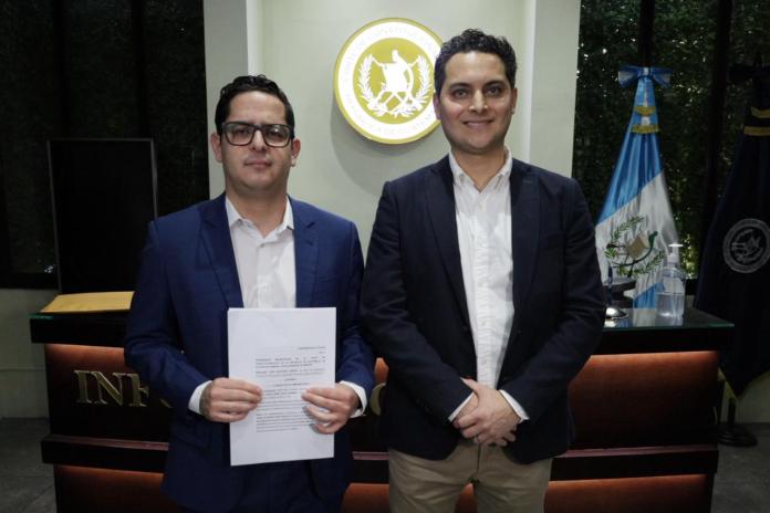 Los abogados Edgar Ortiz y Gregorio Saavedra interponen la debida ejecutoria del amparo que garantizó la transición en 2023. Foto La Hora: Daniel Ramírez.