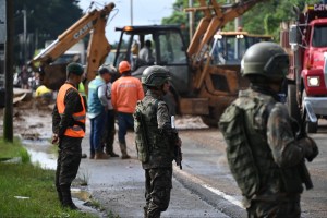 Ejército se moviliza hacia derrumbe en el kilómetro 24.5 de la carretera a El Salvador