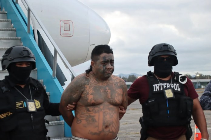 Marero 18 alias “el Smoking” es extraditado de México a Guatemala.