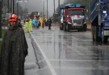 Carretera a El Salvador: habilitarán paso para vehículos varados; restringen ingreso a nuevos automovilistas Derrume de tierra en el kilómetro 24 de la Carretera a El Salvador. Foto La Hora: Daniel Ramírez.
