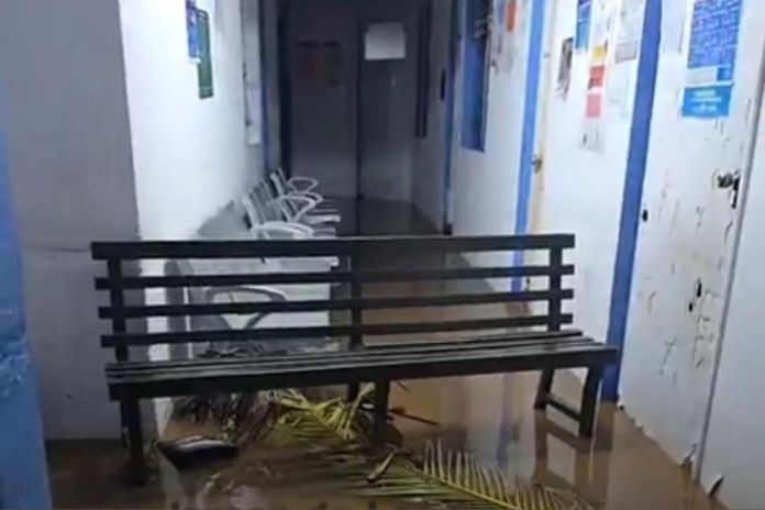 Emergencia por lluvia registrada en el Puesto de Salud de Cuyotenango. Foto La Hora: Conred