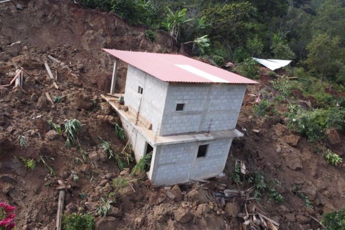 Deslizamiento de tierra provocado por las fuertes lluvias en Huehuetenango. Foto La Hora: Conred