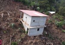 Deslizamiento de tierra provocado por las fuertes lluvias en Huehuetenango. Foto La Hora: Conred