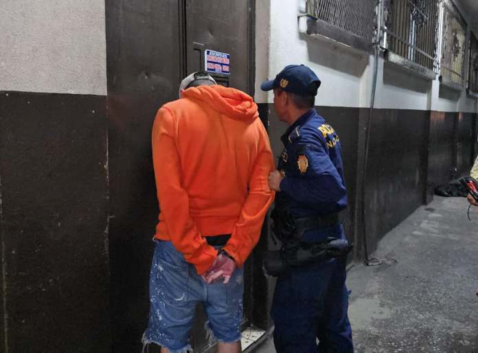 Presuntos estafadores capturados por PNC. Foto La Hora: PNC.