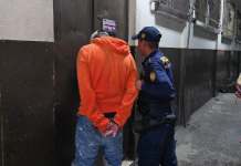Presuntos estafadores capturados por PNC. Foto La Hora: PNC.