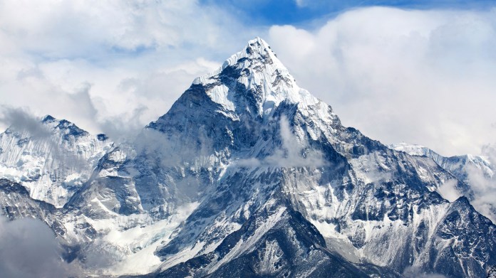 Una tormenta sin precedentes dejó a cientos de excursionistas varados en el Monte Everest.