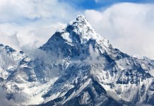 Una tormenta sin precedentes dejó a cientos de excursionistas varados en el Monte Everest.