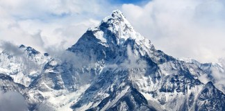 Una tormenta sin precedentes dejó a cientos de excursionistas varados en el Monte Everest.