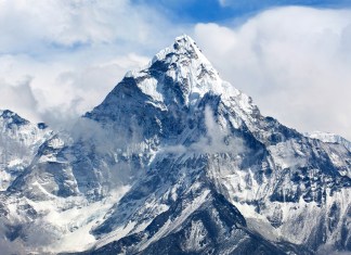 Una tormenta sin precedentes dejó a cientos de excursionistas varados en el Monte Everest.