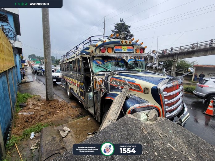 Extraurbano colisiona con parada de bus y paredón en ruta Interamericana. Foto La Hora: Asonbomd.