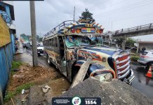 Extraurbano colisiona con parada de bus y paredón en ruta Interamericana. Foto La Hora: Asonbomd.