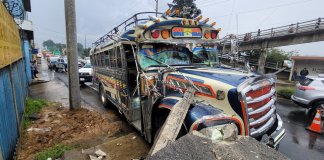 Extraurbano colisiona con parada de bus y paredón en ruta Interamericana. Foto La Hora: Asonbomd.
