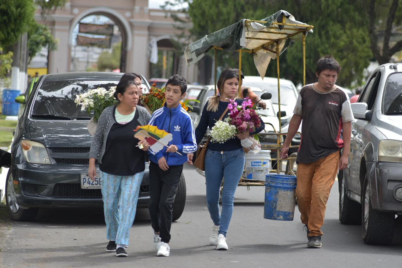Familias comienzan a llegar al Cementerio General de la zona 3 de la ciudad. Foto La Hora: José Orozco