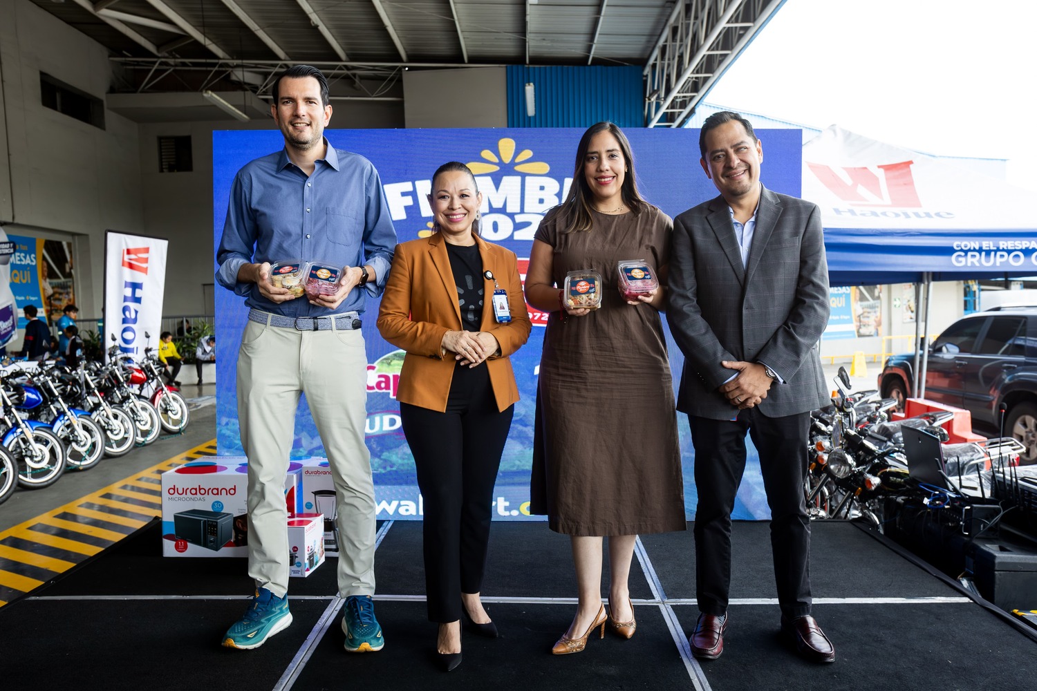 Representantes de Walmart otorgando información sobre actividades y disponibilidad de fiambre en tiendas. Foto: Cortesía Walmart.