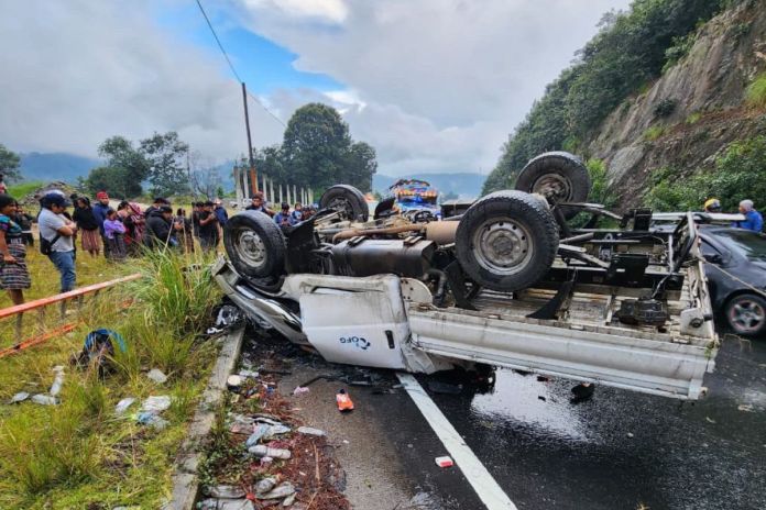 Fuerte colisión en el kilómetro 97 de la carretera Interamericana. Foto La Hora: ASONBOMD
