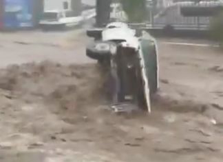 Fuertes lluvias generan correntadas de agua que arrastran automóviles en EL Salvador. Foto La Hora: Captura de Pantalla