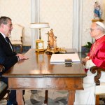 Arévalo durante visita con el Papa Leon XIV destaca lucha contra la corrupción, pobreza y migración.