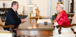 Arévalo durante visita con el Papa Leon XIV destaca lucha contra la corrupción, pobreza y migración.