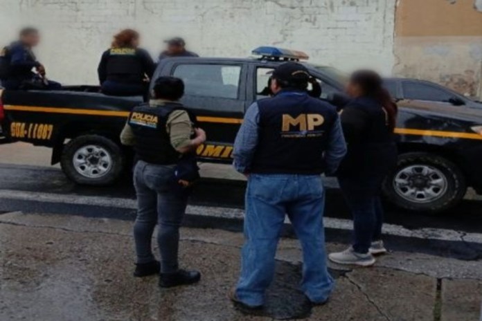 Fiscales del Ministerio Público realizan allanamiento en zona 1 en búsqueda de una mujer desaparecida. Foto: Ministerio Público