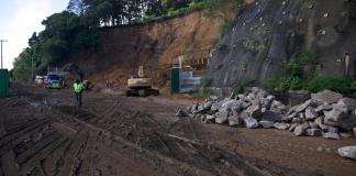 COVIAL continúa con labores de limpieza en el km 24 de Carretera a El Salvador por octavo día CAES