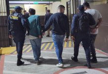 Capturan a tres presuntos asaltantes que usaban réplica de pistola en zona 6 de Mixco Mixco