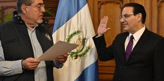 El presidente de la República, Bernardo Arévalo, juramenta a Marco Antonio Villeda como Ministro de Gobernación.