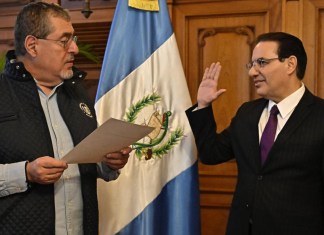 El presidente de la República, Bernardo Arévalo, juramenta a Marco Antonio Villeda como Ministro de Gobernación.