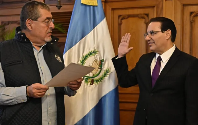 G4CLuCYXAAERjy0_a7a74e El presidente de la República, Bernardo Arévalo, juramenta a Marco Antonio Villeda como Ministro de Gobernación.