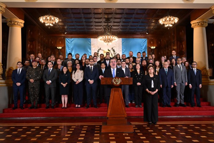 El presidente Bernardo Arévalo fue acompañado por diputados, concejales y funcionarios del Ejecutivo. Foto La Hora: Movimiento Semilla