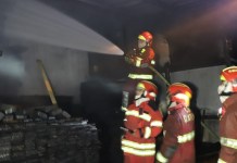 Controlan incendio estructural en aserradero en la calzada Atanasio Tzul Bombero apagando incendio