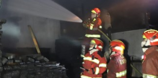 Bombero apagando incendio