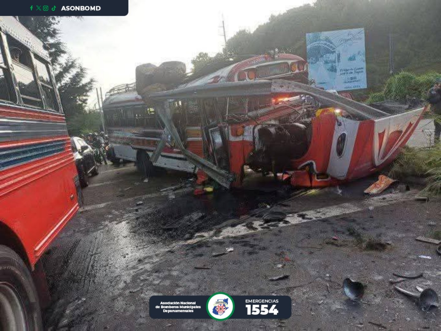 Colisión entre bus extraurbano y vehículo sedán deja 1