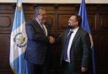 Arévalo se reúne con funcionario de la OEA, Sebastián Kraljevich Sebastián Kraljevich, Secretario para el Fortalecimiento de la Democracia de la Organización de los Estados Americanos(OEA), sostuvo una reunión con el presidente de la República, Bernardo Arévalo, donde conversaron sobre el "panorama democrático del país", días antes de la celebración de la sesión extraordinaria del Consejo Permanente de la OEA, el cual se llevará a cabo este jueves.