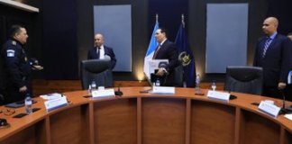 En una reunión de trabajo dirigida por el ministro de Gobernación, Marco Antonio Villeda, pidió a los altos mandos de la Policía Nacional Civil (PNC) un "replanteamiento de las estrategias de seguridad para obtener mejores resultados en los operativos". Foto La Hora: Mingob.