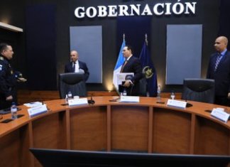 En una reunión de trabajo dirigida por el ministro de Gobernación, Marco Antonio Villeda, pidió a los altos mandos de la Policía Nacional Civil (PNC) un "replanteamiento de las estrategias de seguridad para obtener mejores resultados en los operativos". Foto La Hora: Mingob.