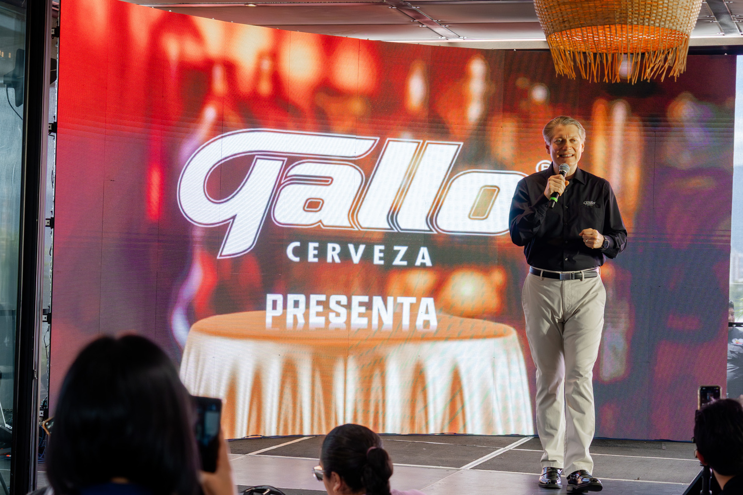 Rodrigo Gavarrete, vocero de Cervecería Centro Americana, S.A., presentando el relanzamiento de los dos tipos de cerveza. Foto: Cortesía Cerveza Gallo.