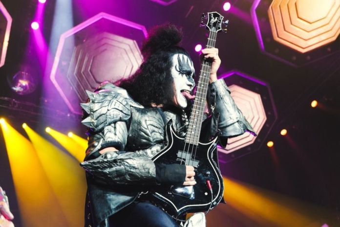 Bajista de Kiss, Gene Simmons, durante un concierto en Francia. Foto La Hora: X/ Gene Simmons