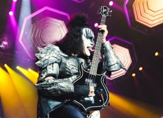 Bajista de Kiss, Gene Simmons, durante un concierto en Francia. Foto La Hora: X/ Gene Simmons