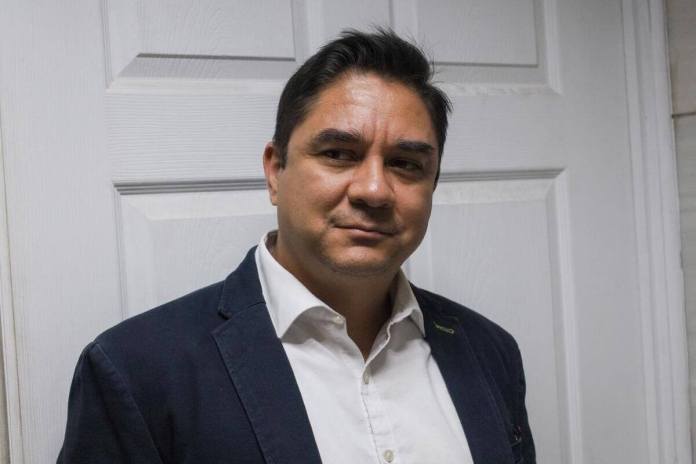 Exdirector del Hospital de Chimaltenango, Gerardo Fuentes, se presentó a la audiencia que se suspendió por asuencia del ex viceministro de hospitales, Gerardo Hernández. Foto La Hora: Daniel Ramírez