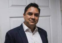 Exdirector del Hospital de Chimaltenango, Gerardo Fuentes, se presentó a la audiencia que se suspendió por asuencia del ex viceministro de hospitales, Gerardo Hernández. Foto La Hora: Daniel Ramírez