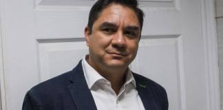 Exdirector del Hospital de Chimaltenango, Gerardo Fuentes, se presentó a la audiencia que se suspendió por asuencia del ex viceministro de hospitales, Gerardo Hernández. Foto La Hora: Daniel Ramírez