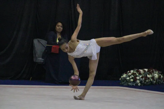Gimnasia ritmica con pelota Participación de Guatemala en Gimnasia rítmica con pelota en los Juegos Centroamericanos. Foto La Hora: Carlos Vicente