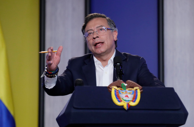 Compañías que operan en el aeropuerto de Barajas, en Madrid, se niegan a abastecer el avión del presidente de Colombia, Gustavo Petro, Foto La Hora: EFE