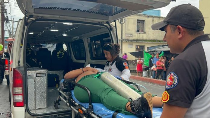 Personas con síntomas de intoxicación en zona 18. Foto La Hora: CVB.